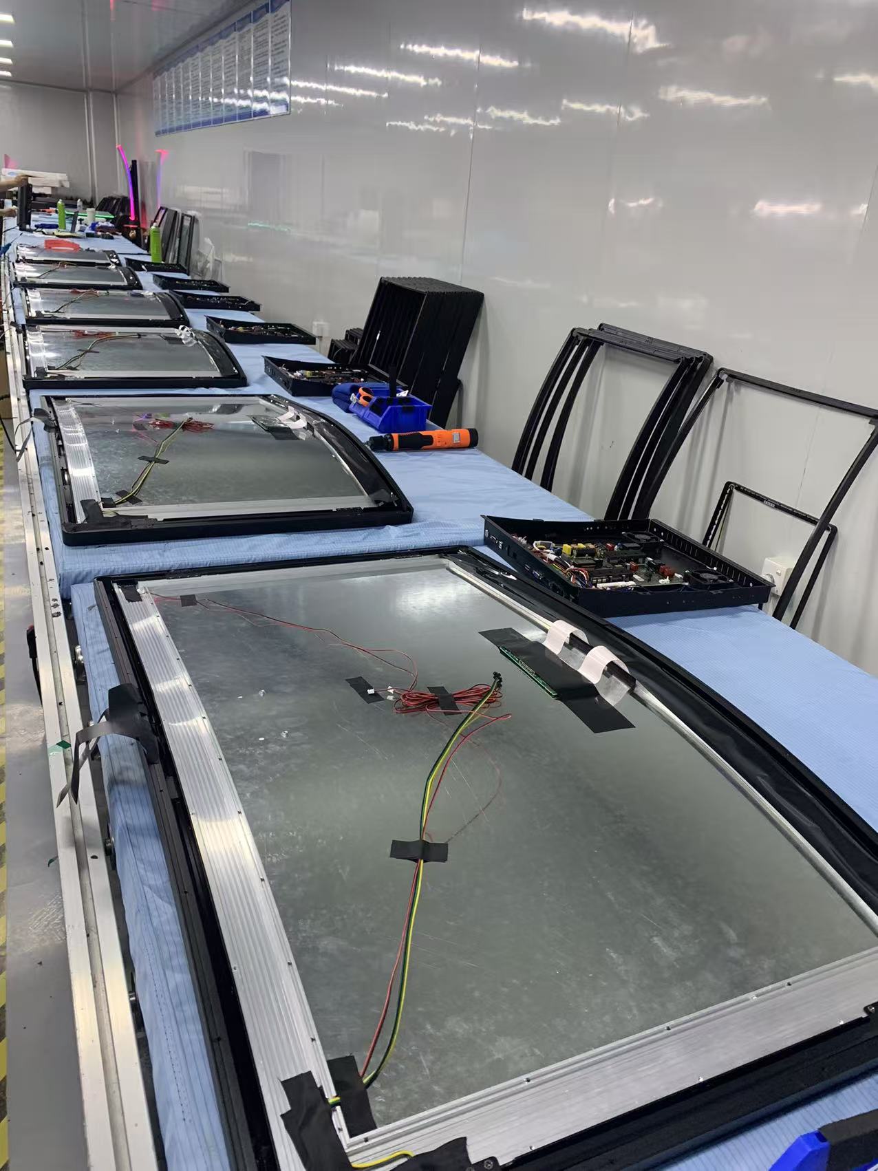 Air Bonding vs. Optical Bonding: Which Is Better for 21.5” to 43” Slot Machine Monitors?